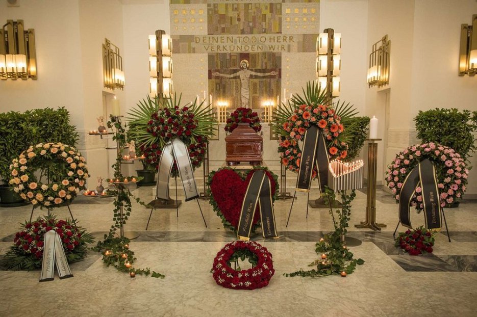 De uitvaartceremonie is doorgaans in de plaatselijke katholieke kerk