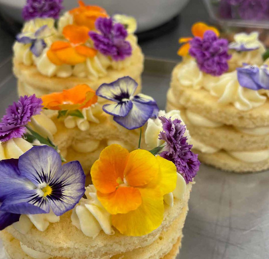 Bloemenkrans rouwgebak gemaakt door Rosanne en Lot, studenten ROCvA Brood & banket