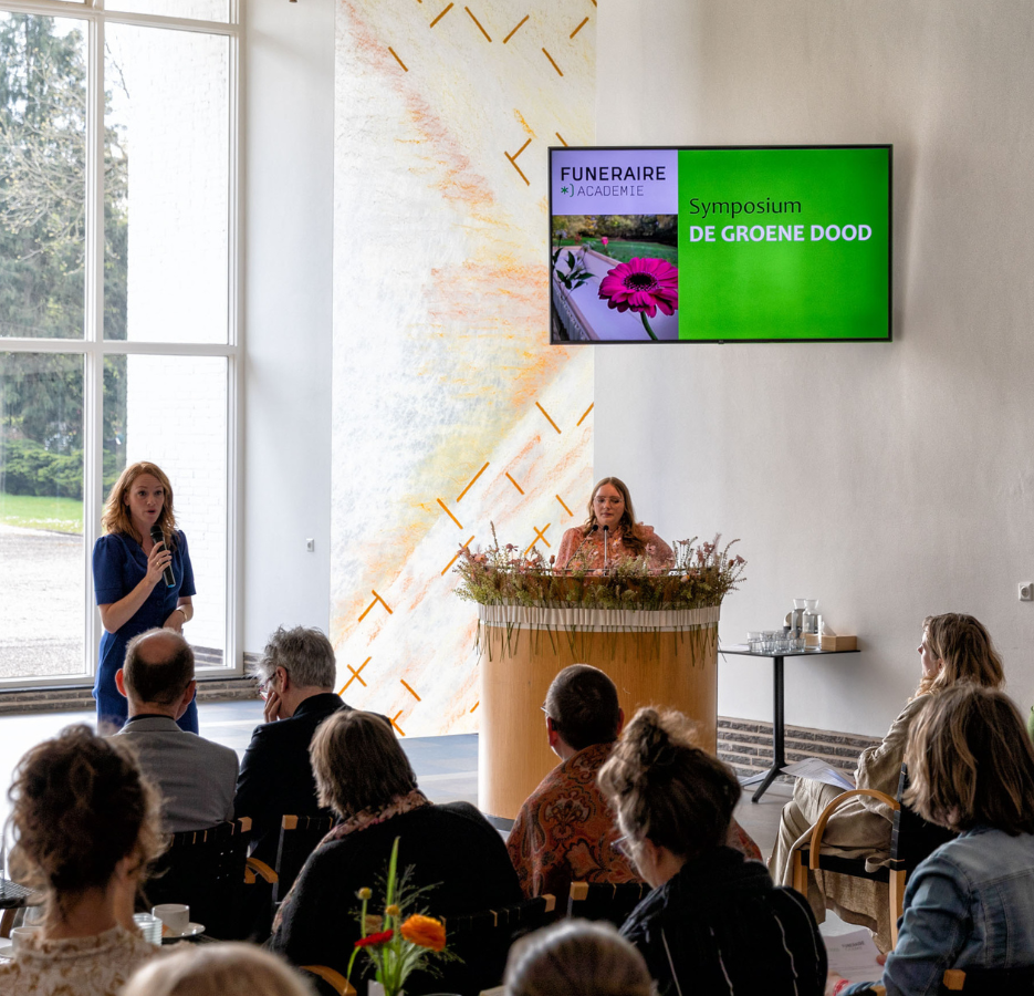 Moderator Brenda Mathijssen en onderzoeker Georgina Robinson. Foto: Yvonne van der Bijl
