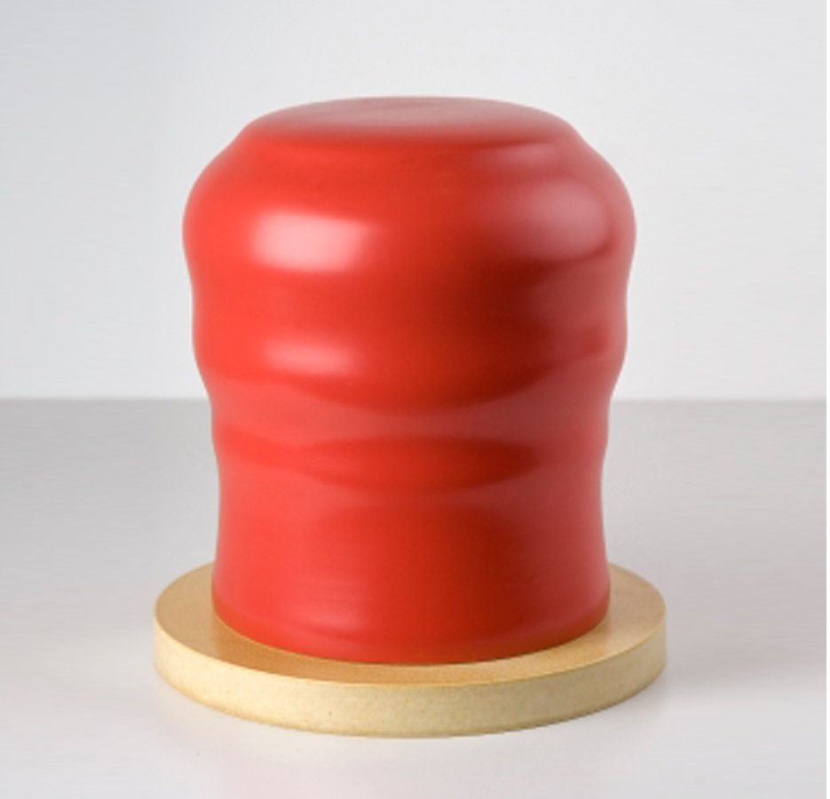 Maria van Kesteren, rode stolpurn, keramiek met rood glazuur, Koninklijke Tichelaar Makkum,1995. Collectie Museum Tot Zover. Foto: Peter Lange