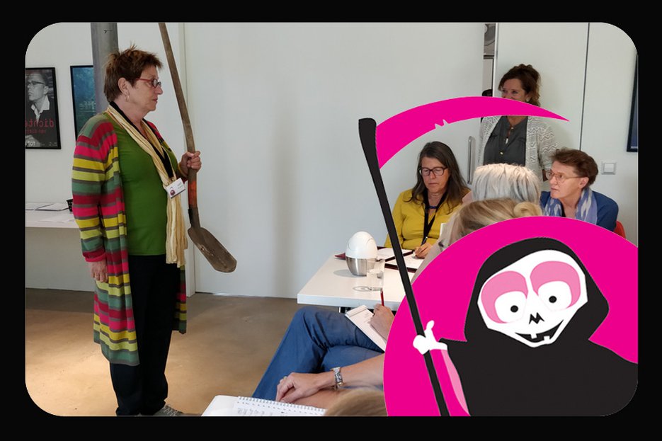 Trainer Thea neemt als voorbeeld een schop mee naar de klas. Oefening tijdens een gastspreker-workshop in september 2018