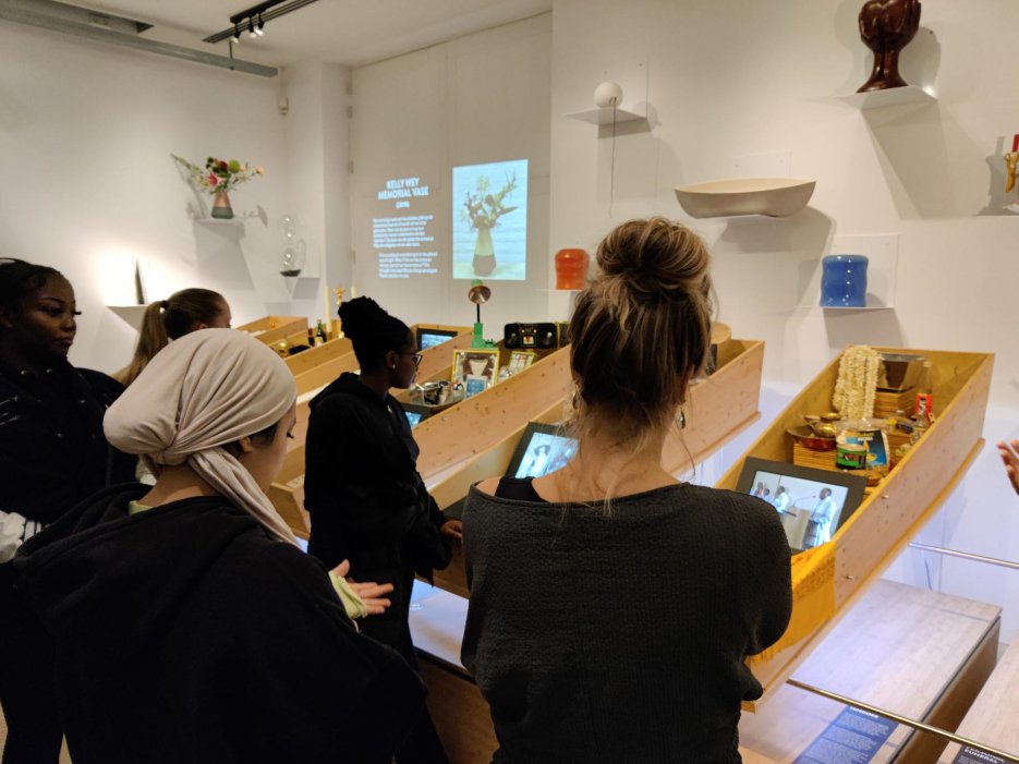 Een groep roc studenten in de rituelenzaal