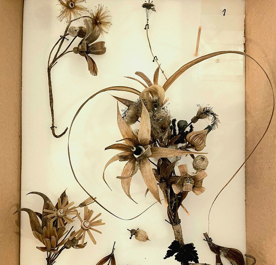 Foto: Losse delen van het haarboeket worden zorgvuldig ingepakt. Verschillende technieken om haar te verwerken zijn hier zichtbaar.