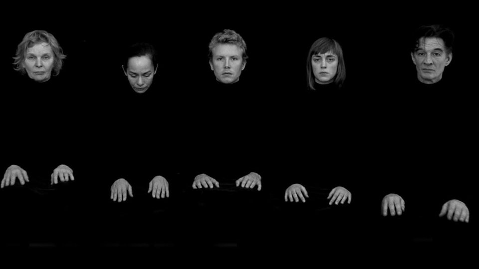 still uit TEN HANDS (2012)