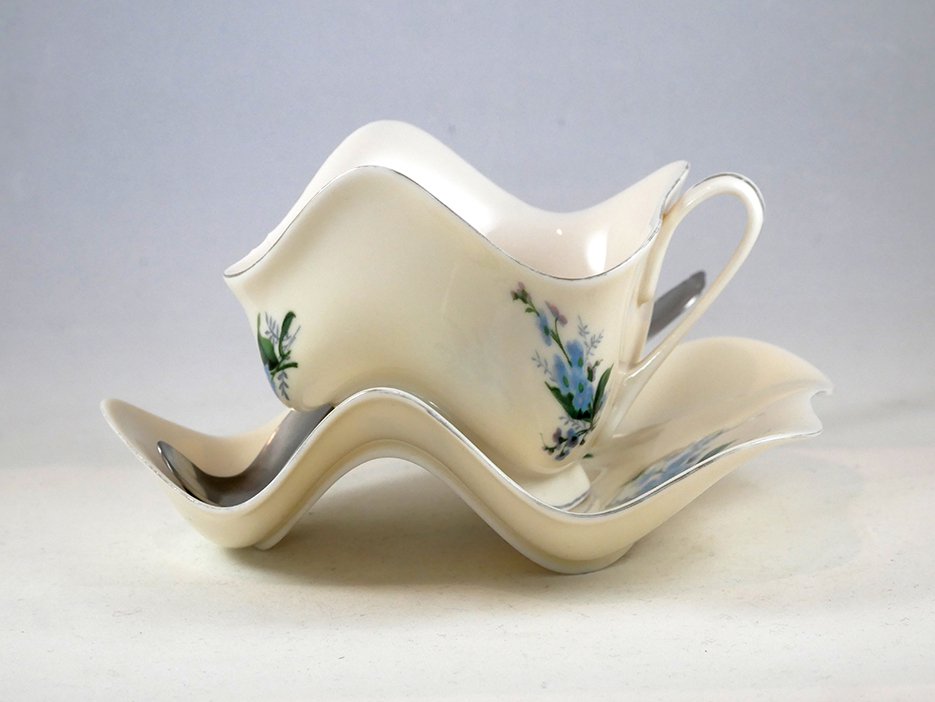 Robert Lazzarini, Weeping Teacup (kop, schotel, lepel), porselein en metaal, 2003. Collectie Museum Tot Zover. Te zien tijdens Een Lekkere Dood, tm 11 februari 2024.