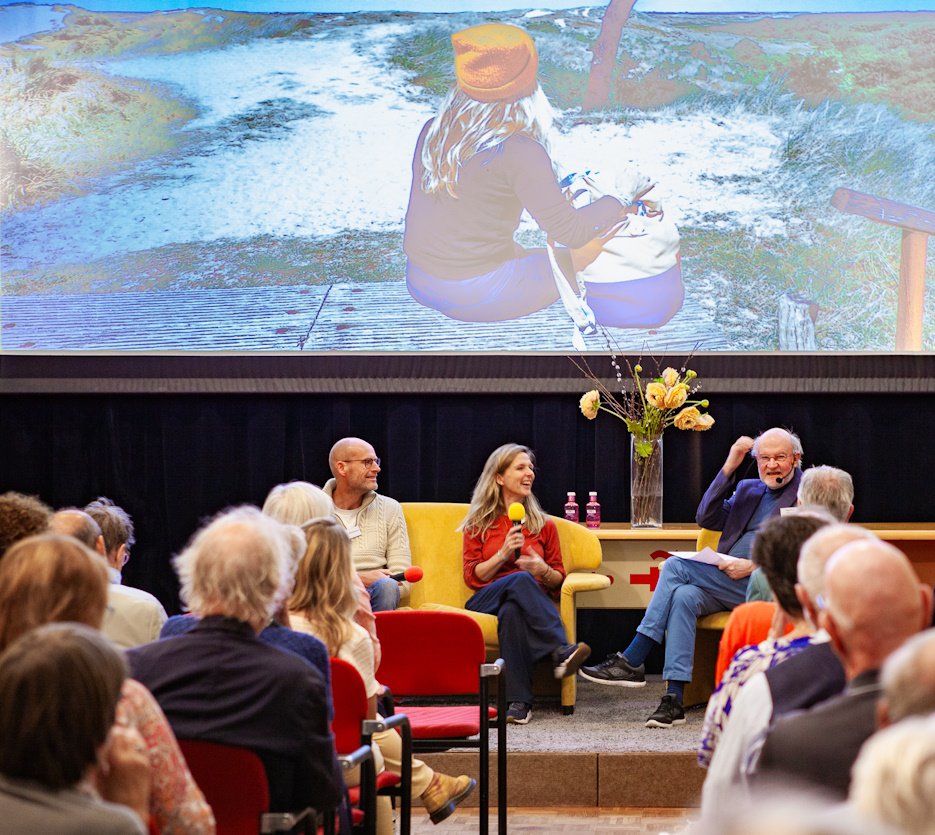 Paul Post interviewt de initiatiefnemers van Walk of Grief. Foto: Miriam Van Beurden.
