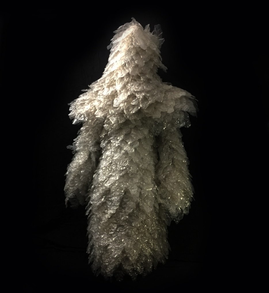 Mette Sterre in lichaamsmasker (2016), tijdens de performance Sairagaz. Honey You'Re No Sea Bunny