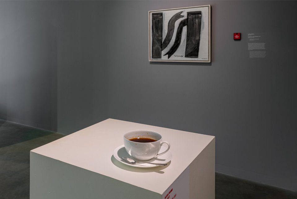 De koffie draait eindeloos door. Alicia Framis, Somebody Left (2013)