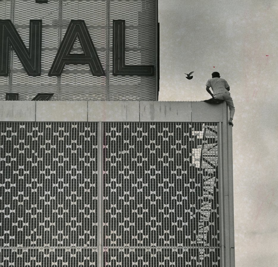 Krantenfoto van een verijdelde zelfmoordpoging uit de collectie Meinbert Gozewijn van Soest. © Bernie Orham, Tampa Bay Times, 1964