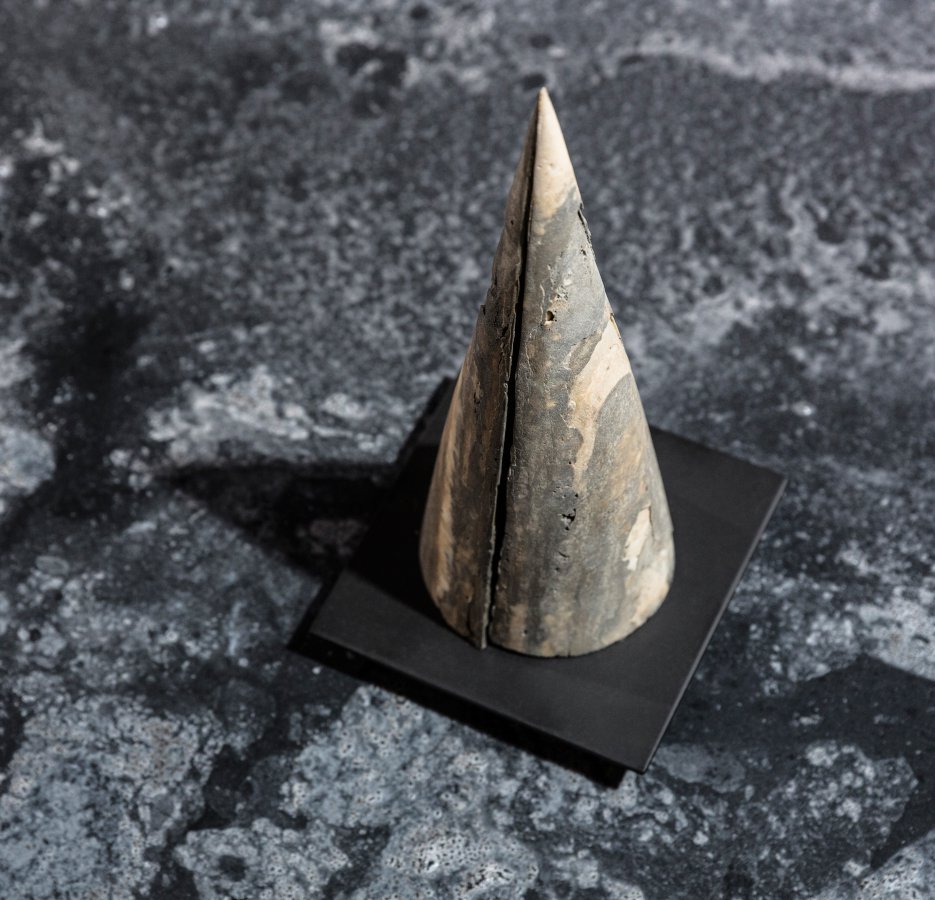 Studio Nienke Hoogvliet, Mourn (2017) Een prototype biologische urn met bio-plastics (PHA) gewonnen uit afvalwater, volledig afbreekbaar voor verschillende grondtypen.