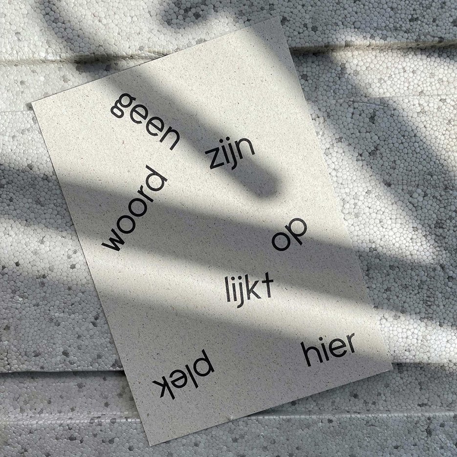 Poehee, Geen woord lijkt op zijn plek hier, druk op 400 grams graspapier, 148 x 105 mm (t/m 16 april 2023 te zien op de tentoonstelling Dutch Death Design in Museum Tot Zover)