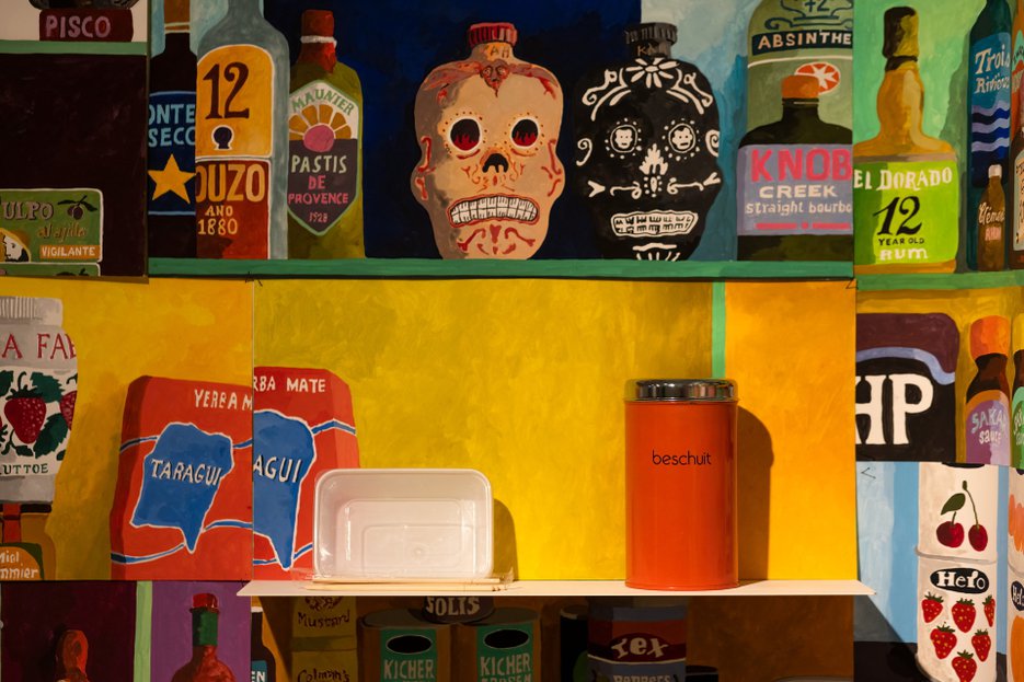 Eetobjecten van bezoekers in l'Epicerie du Monde  van Erik Mattijssen