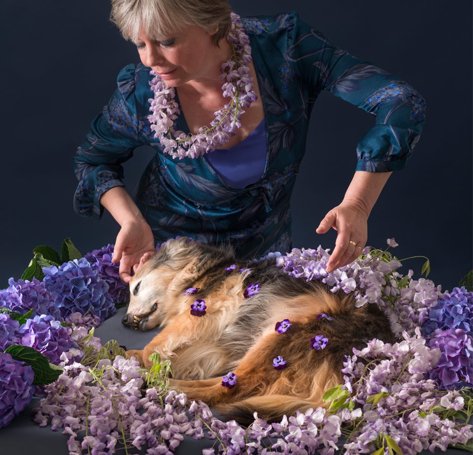 detail van foto 'Joerie: cover her in flowers' door Simone Henken