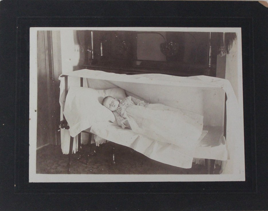 Onbekende fotograaf (VS?), Overleden meisje op een koelplank, ontwikkelgelatinezilverdruk, ca. 1905 (collectie Paul Frecker/Library of Nineteenth Century Photography; deze foto was in 2015/2016 te zien op de tentoonstelling Post Mortem. Foto’s vol liefde