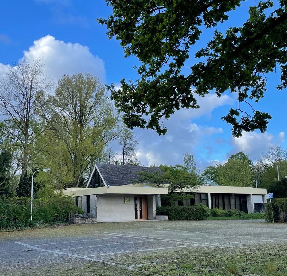 Aanzicht PC Art paviljoen vanaf parkeerplaats