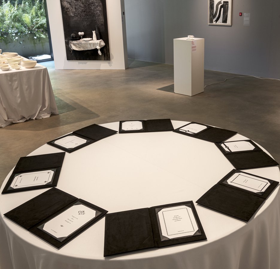 Blik op de Grote Zaal met op de voorgrond het kunstwerk Obituary menus (2013) van Raul Ortega Ayala. Te zien in tentoonstelling Een Lekkere Dood – wat eten we bij afscheid en rouw in Museum Tot Zover van 9/6/2023 – 11/2/2024.