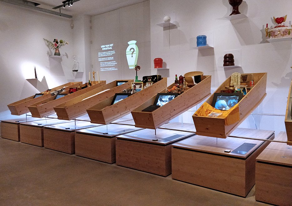 In de rituelenzaal met de zeven kisten en urnen top-13