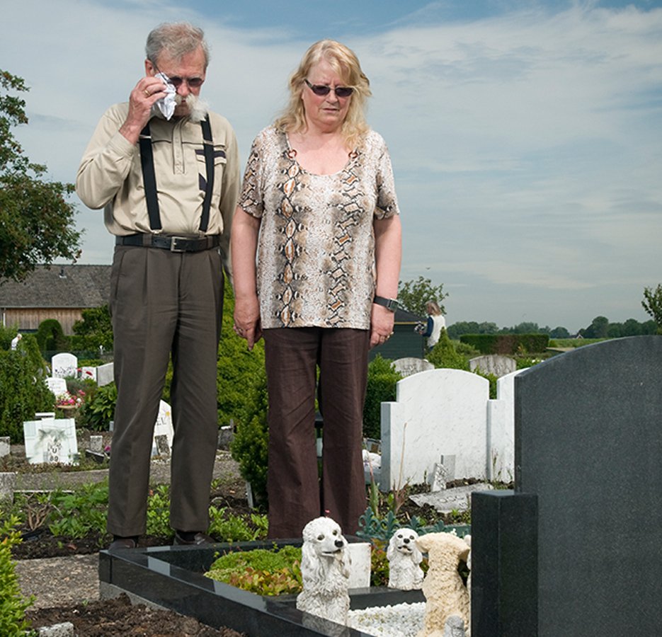 Verdriet bij een dierengraf te Zevenhoven, fotograaf: Simone Henken