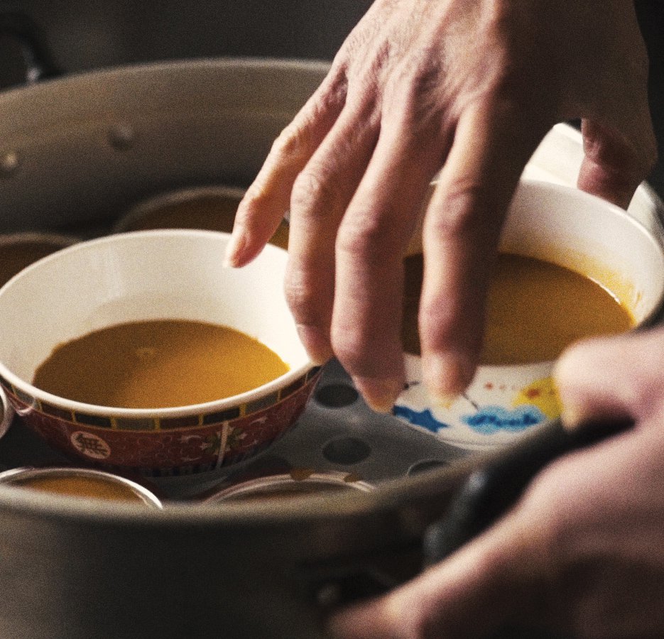 Kiriko Mechanicus, filmstill 'Hazel maakt Cantonese put chai ko', uit de 7-delige reeks Koken met de doden en de goden, 2023