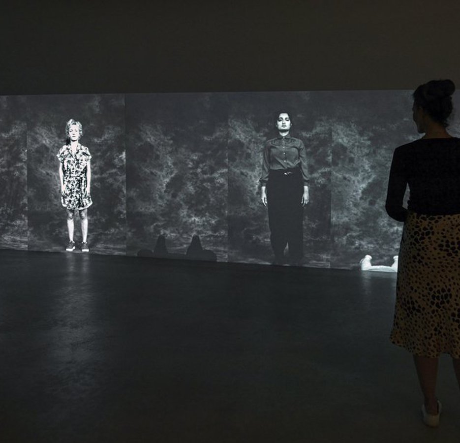Roos van Geffen, Fuga in de Grote Zaal van Tot Zover, 3-channel video-installatie, was te zien tijdens de tentoonstelling Overgave in Museum Tot Zover van 25 juni t/m 22 augustus 2021 (foto Gert Jan van Rooij)